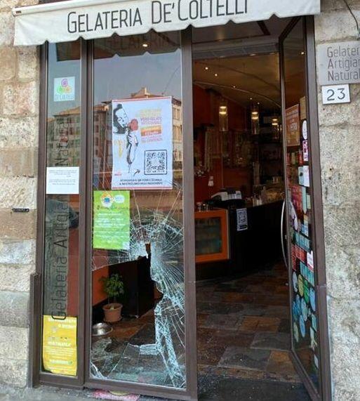 Arrestato dopo aver sfondato la vetrina “armato” di tombino: resta in carcere 