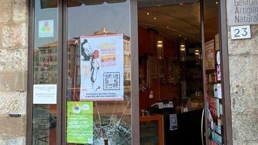 Arrestato dopo aver sfondato la vetrina “armato” di tombino: resta in carcere