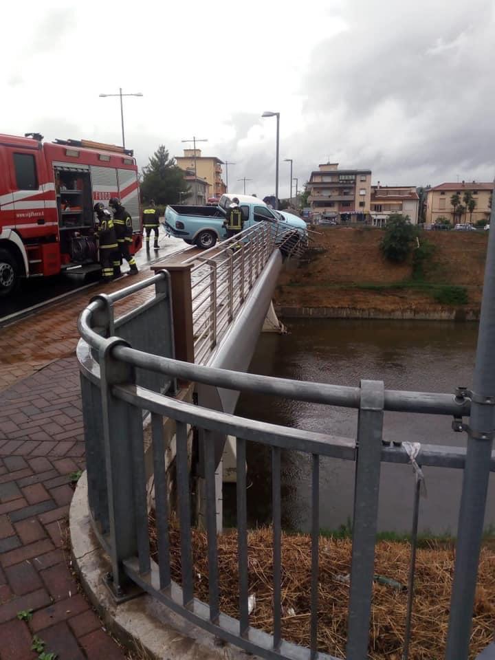 L'intervento dei vigili del fuoco per il pick up in bilico sul ponte De Gasperi (foto Sestini)