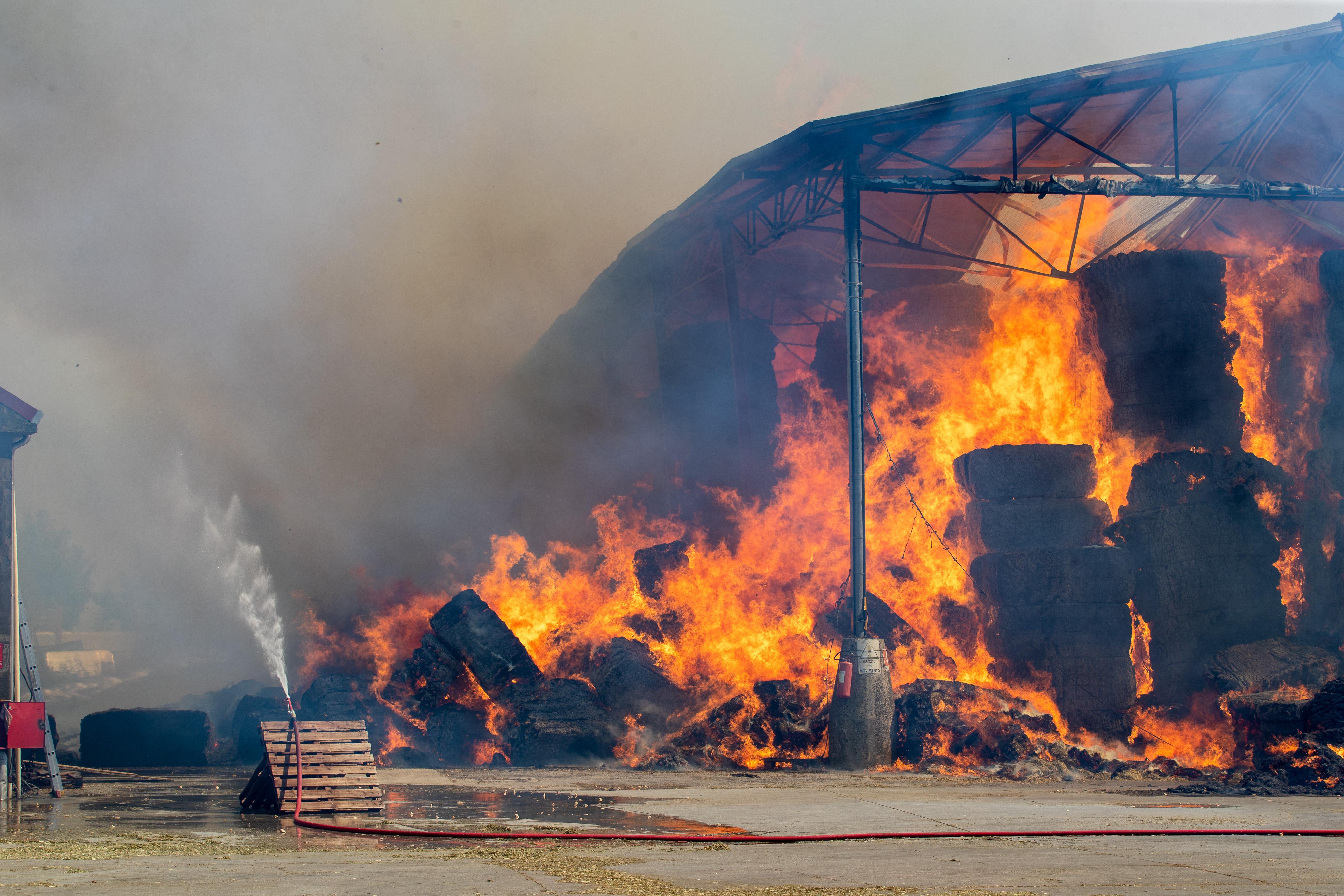 Filo, maxi incendio in azienda agricola: rotoballe e capannoni distrutti