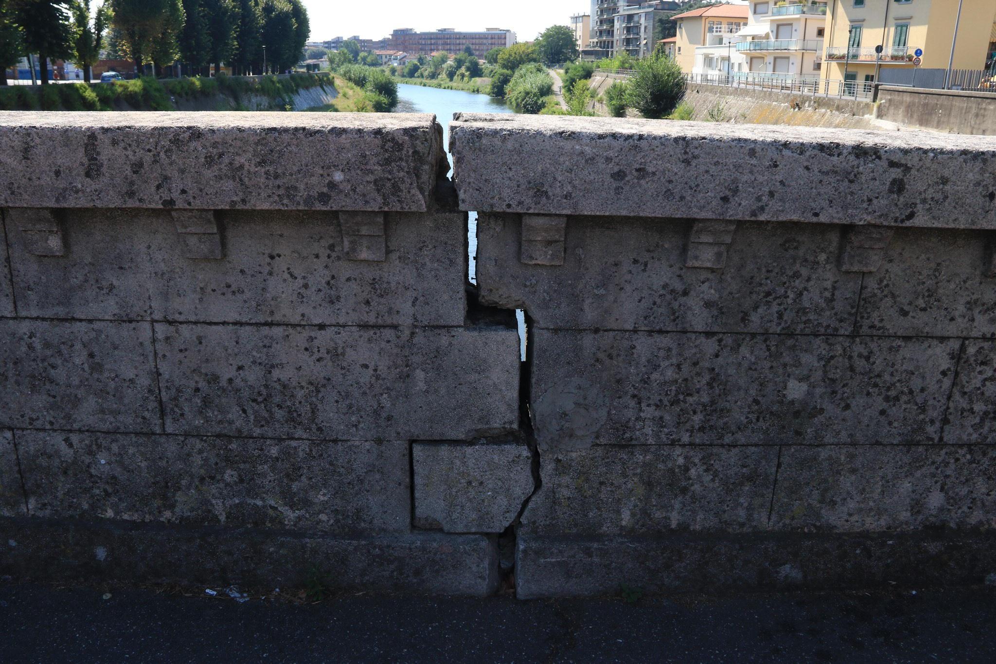 2018: una crepa sulla spalletta del Ponte alla Vittoria