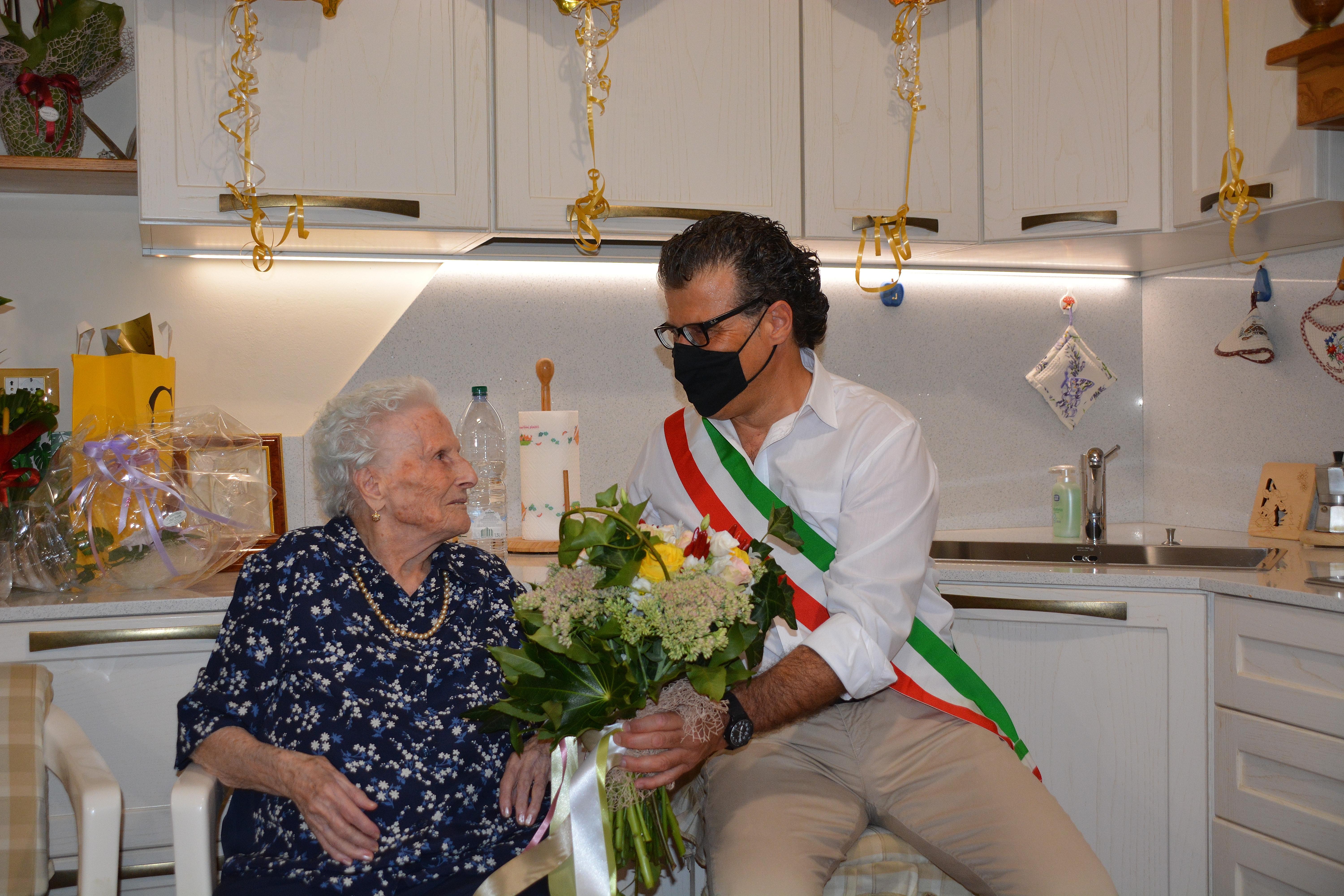 L'omaggio floreale del sindaco Torchia alla signora Alida Pecciarini che ha festeggiato cento anni