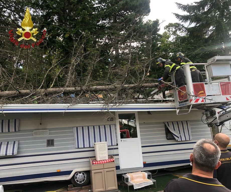 Serramazzoni, albero cade su roulotte del luna park