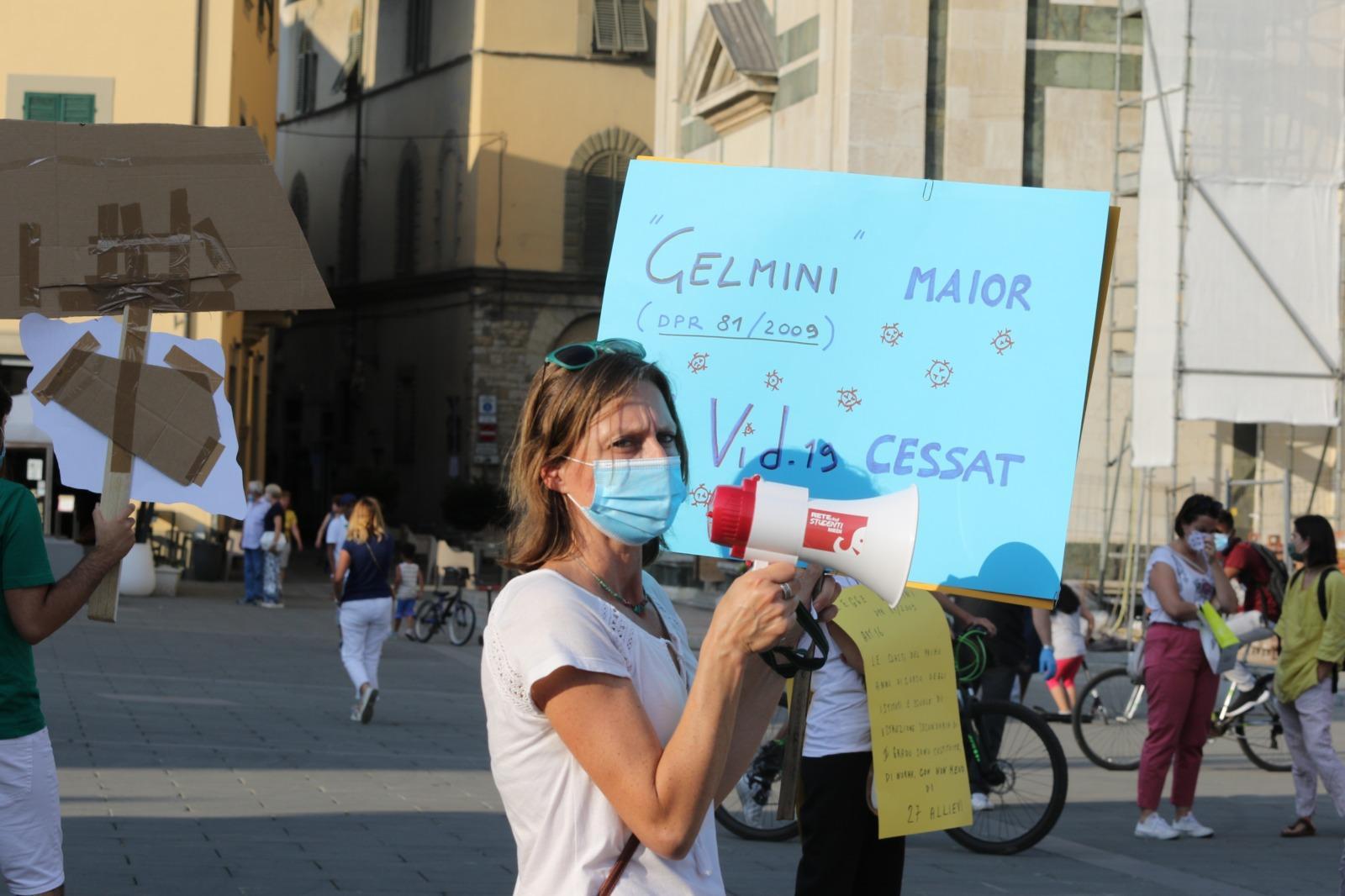 Una protesta contro le "classi pollaio"