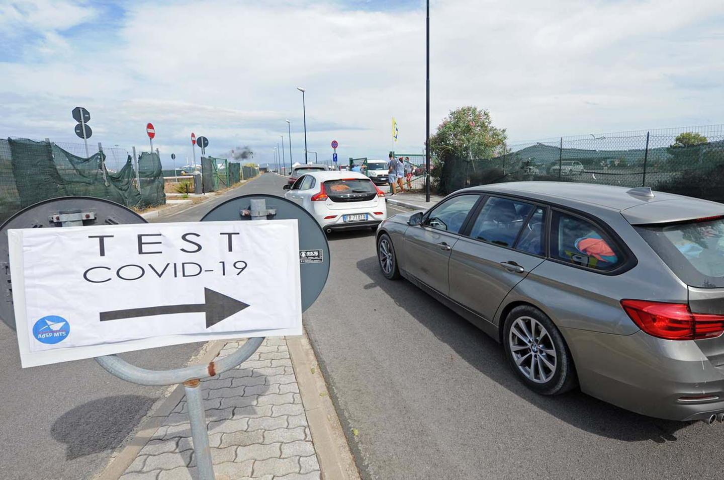 Auto in fila per i tamponi (fotoservizio Paolo Barlettani)