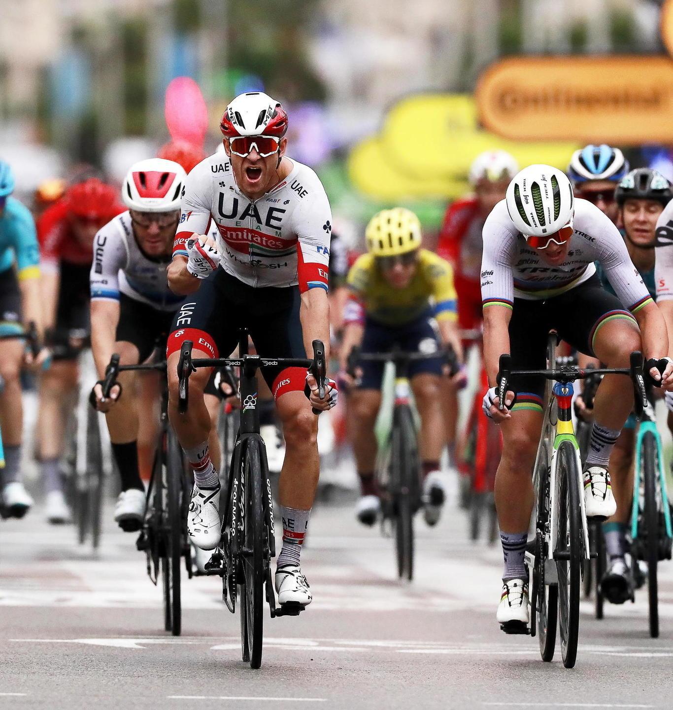 Con la prima volata la gialla è di Kristoff Tour sotto la pioggia e l’ombra del Covid 
