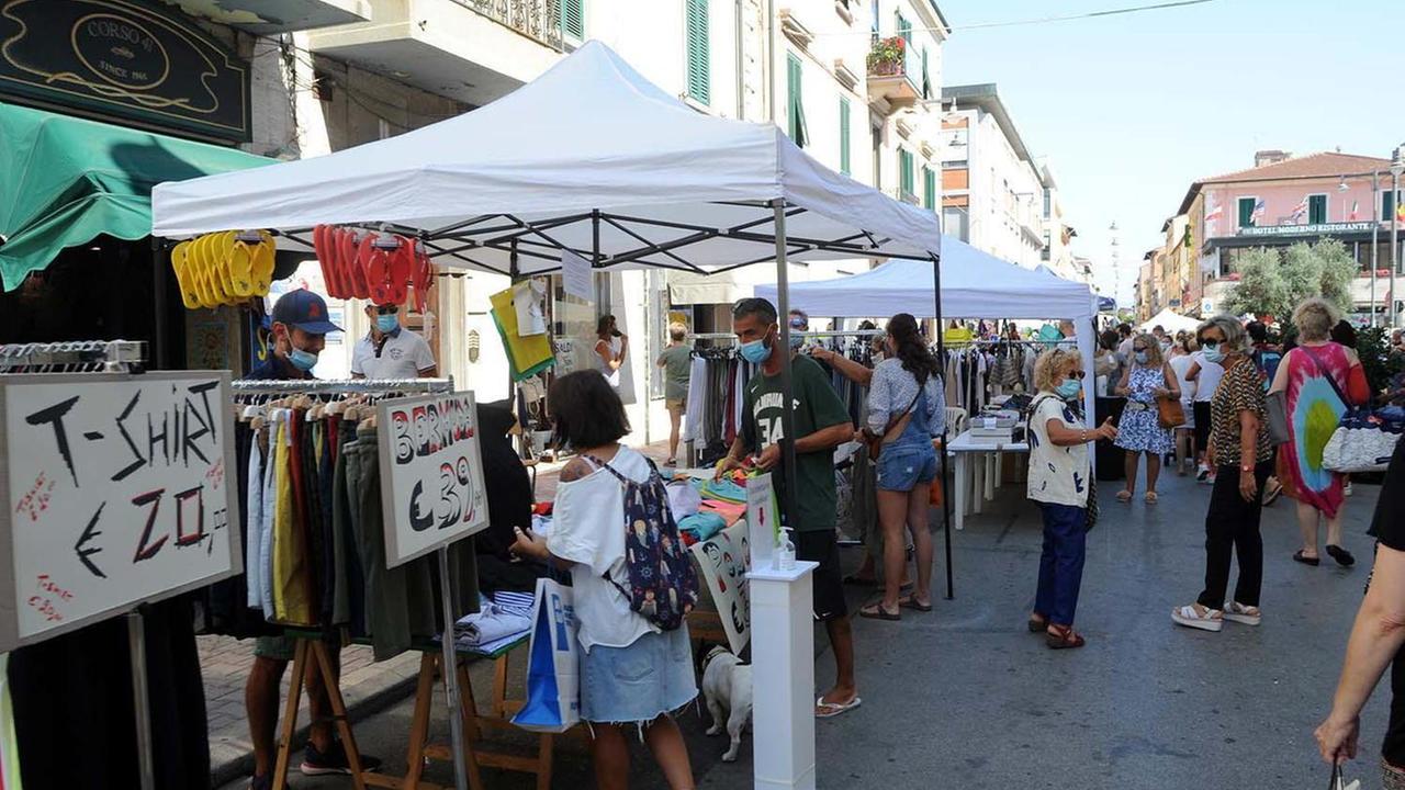 Igienizzante e mascherina tra gli stand del centro