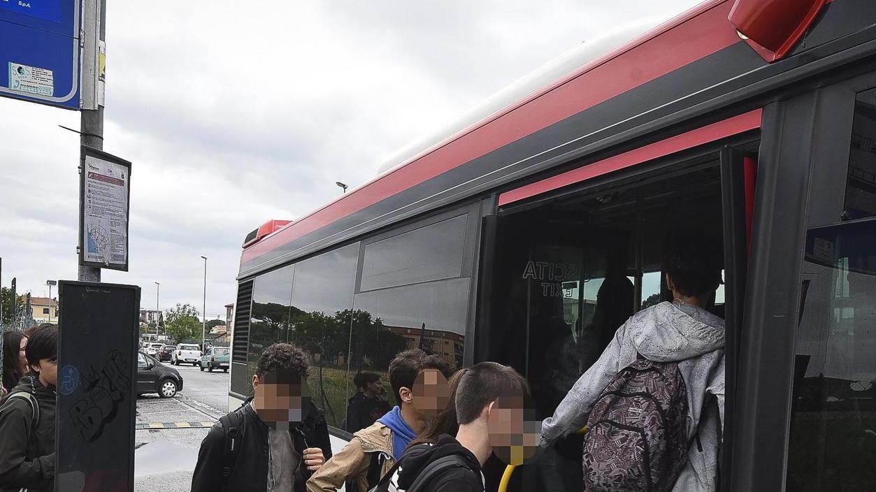 E se a portare i ragazzi a scuola fossero i mezzi della Croce Rossa e delle forze armate?