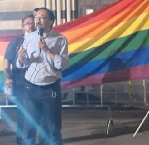 Offese al consigliere che difende i gay 