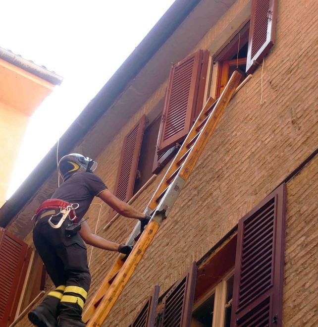 Anziana salvata dai vigili del fuoco