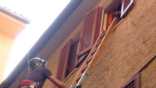 Anziana salvata dai vigili del fuoco