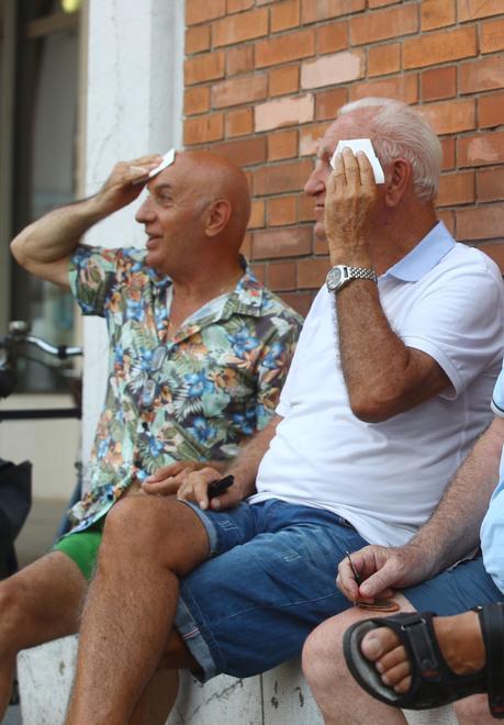 Tre ondate di calore Centinaia di anziani aiutati al telefono 