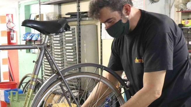 Ferrara, mille bici tornate in vita: «Salvate Ricicletta e tutto il suo laboratorio»