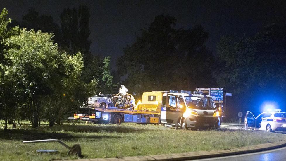 Carpi, va fuori strada e muore a 31 anni in una rotonda contro gli alberi e un palo