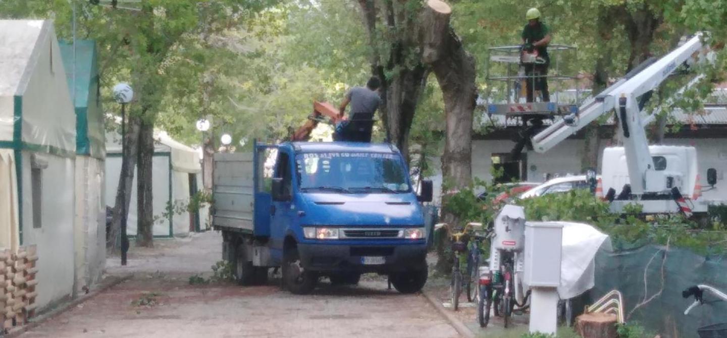 I lavori di messa in sicurezza nel campeggio dopo la tragedia costata la vita a Jannat e Malak Lassiri