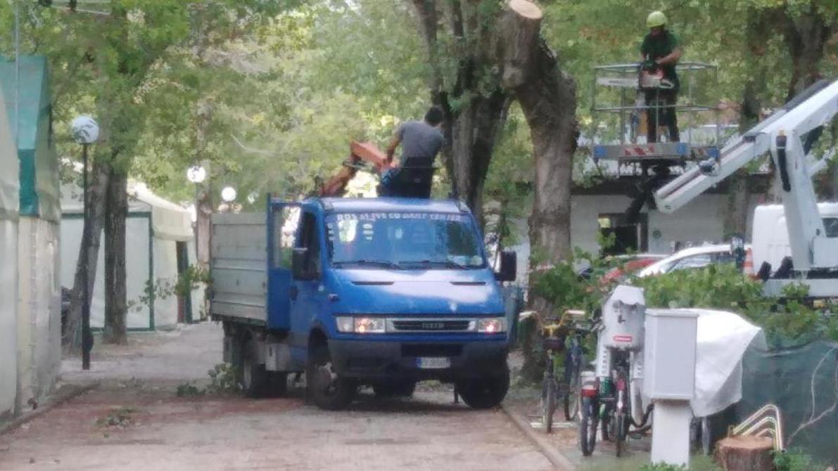 I lavori di messa in sicurezza nel campeggio dopo la tragedia costata la vita a Jannat e Malak Lassiri