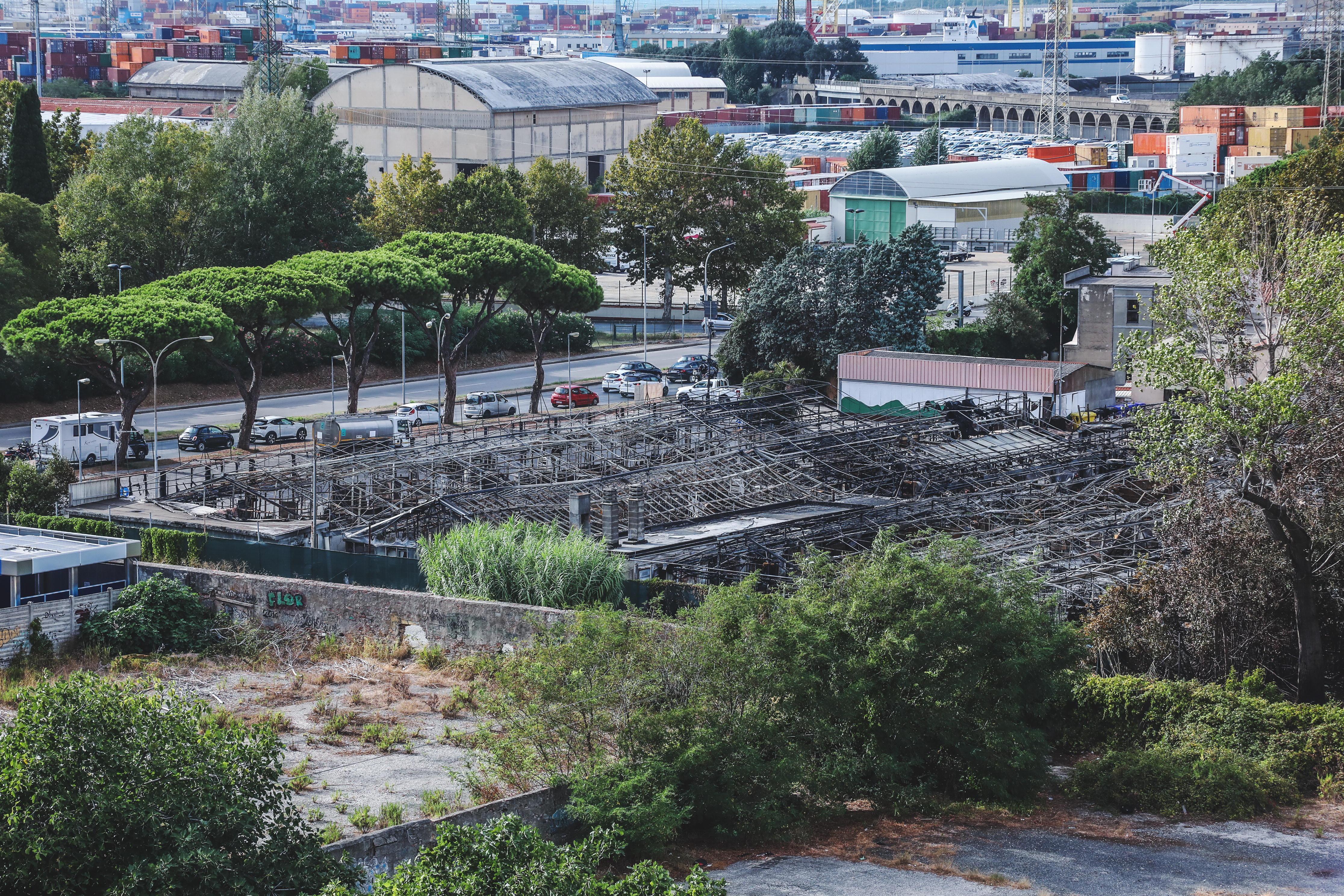 Ciò che resta del Ghiomelli Garden dopo il devastante incendio che ne ha completamente distrutto i 2.500 metri quadri di superficie
