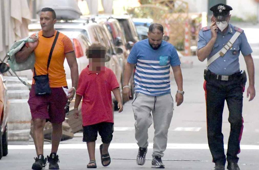 Lo zio, il figlio di 9 anni e il padre delle due bimbe morte vengono accompagnati a Palazzo Nizza