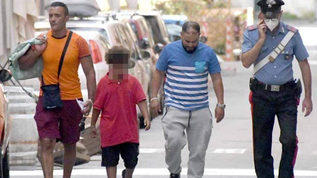 Lo zio, il figlio di 9 anni e il padre delle due bimbe morte vengono accompagnati a Palazzo Nizza