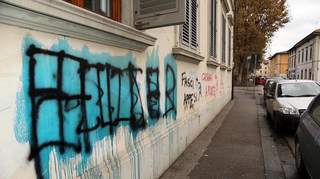 Scritte che imbrattono i muri del liceo Virgilio (foto archivio)