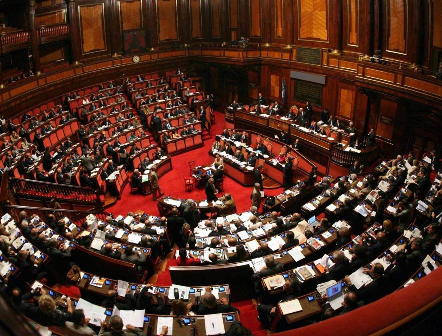 Perché non basta tagliare i parlamentari 