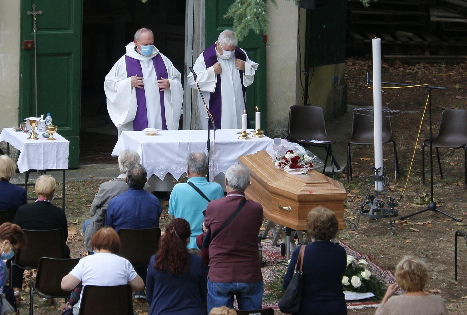 Un momento delle esequie di Simone Sbrana (foto Renzullo/Muzzi)