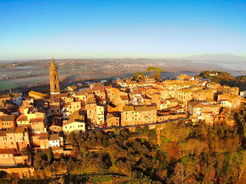 La magia di Peccioli, borgo che ama l’arte a cavallo tra passato e futuro tecnologico