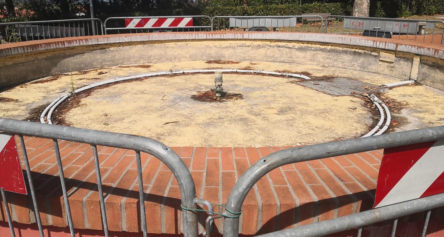 Fontana “mangiasoldi”: il Comune cerca un’idea per valorizzarla altrimenti sarà demolita 