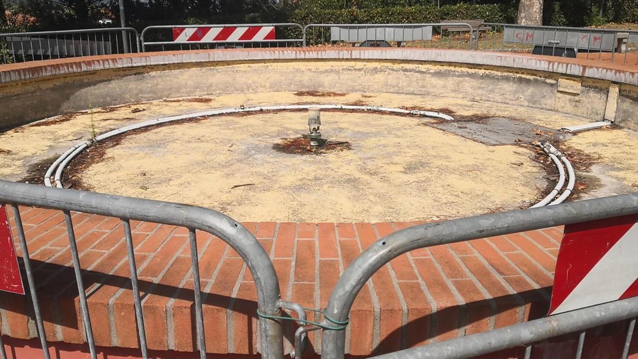 Fontana “mangiasoldi”: il Comune cerca un’idea per valorizzarla altrimenti sarà demolita