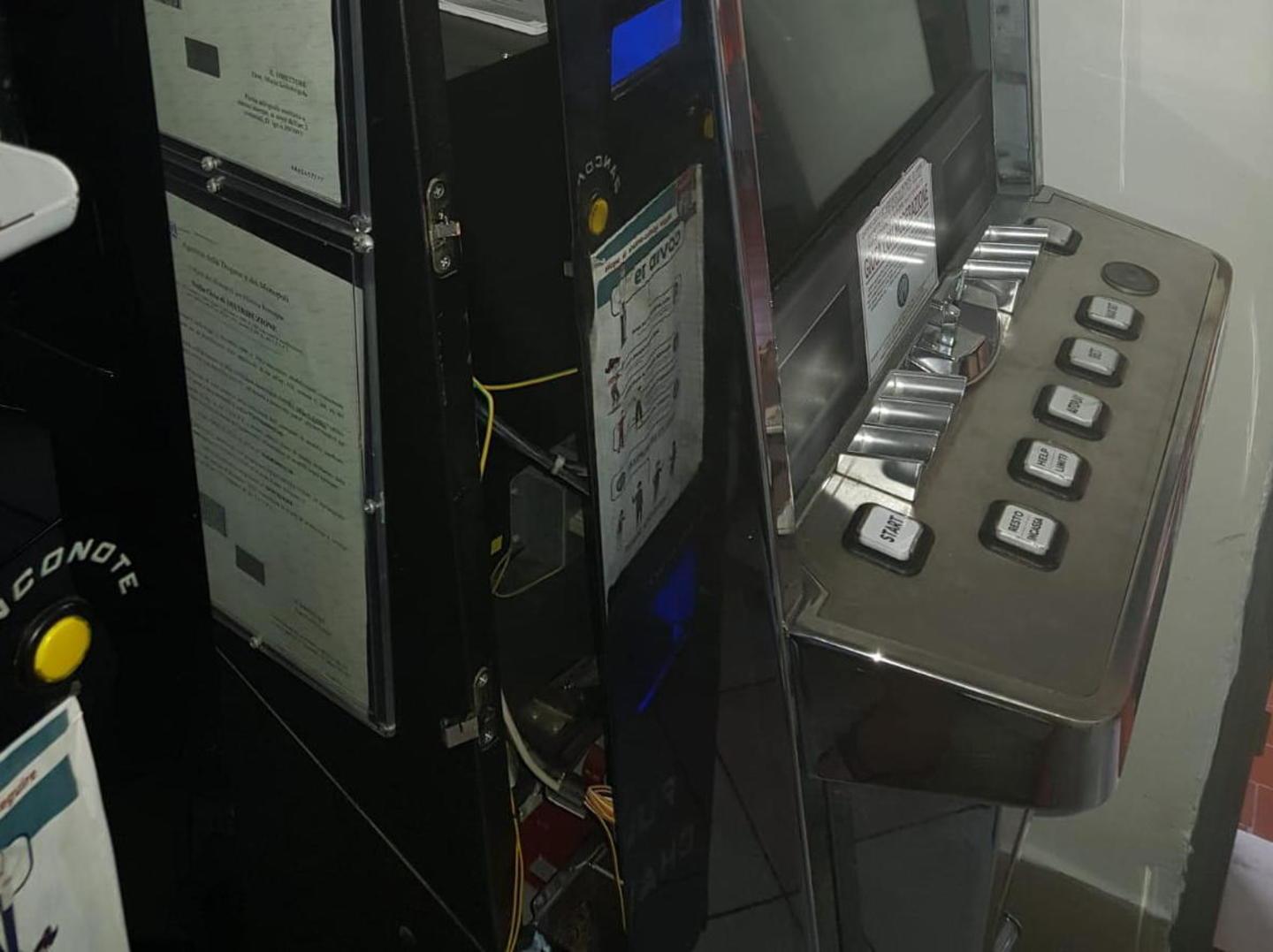 Uno dei videopoker devastati e svuotati