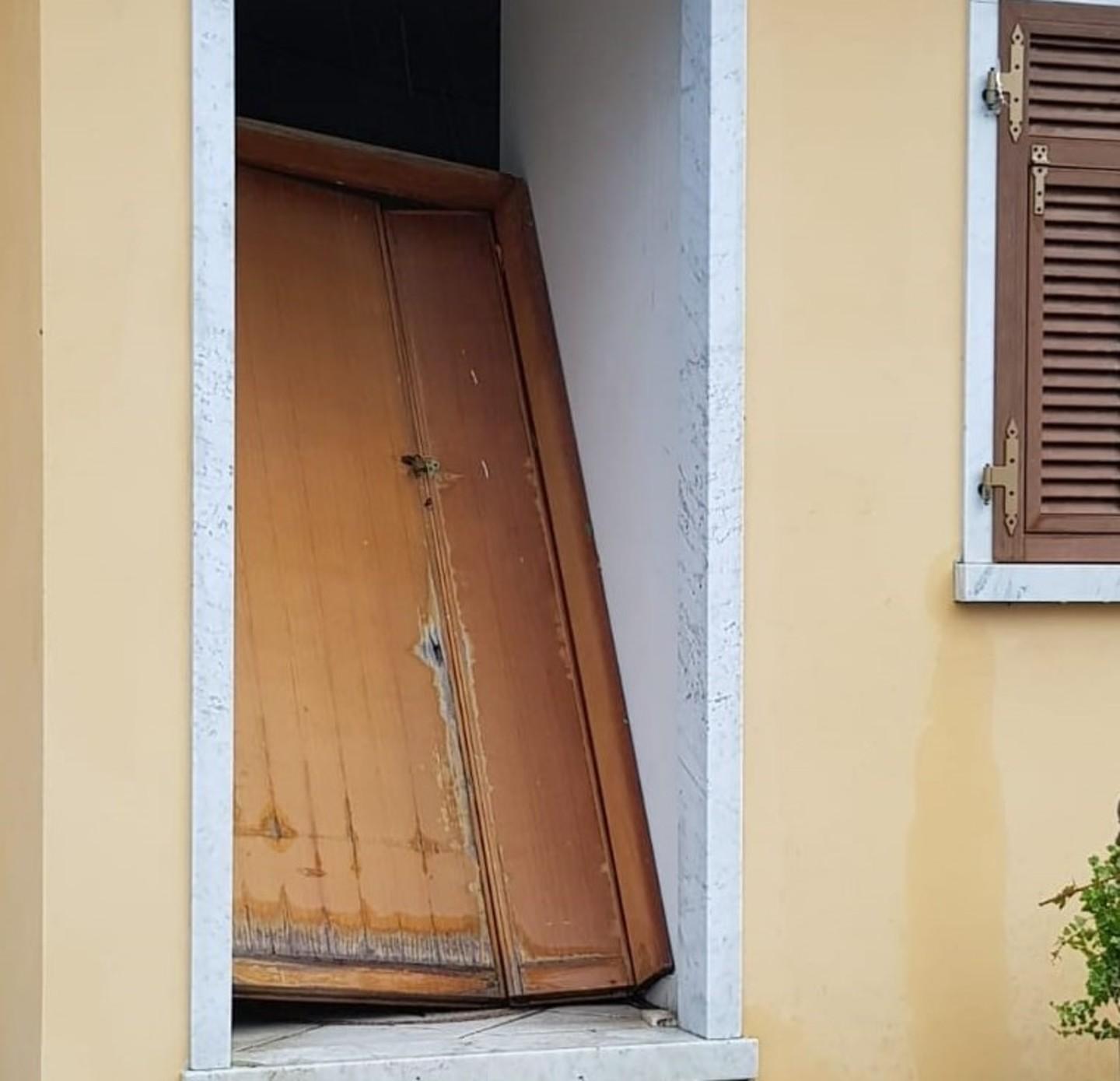 Alberi caduti sulle auto al Lilly Pineta. Un pino sulla casa vacanze