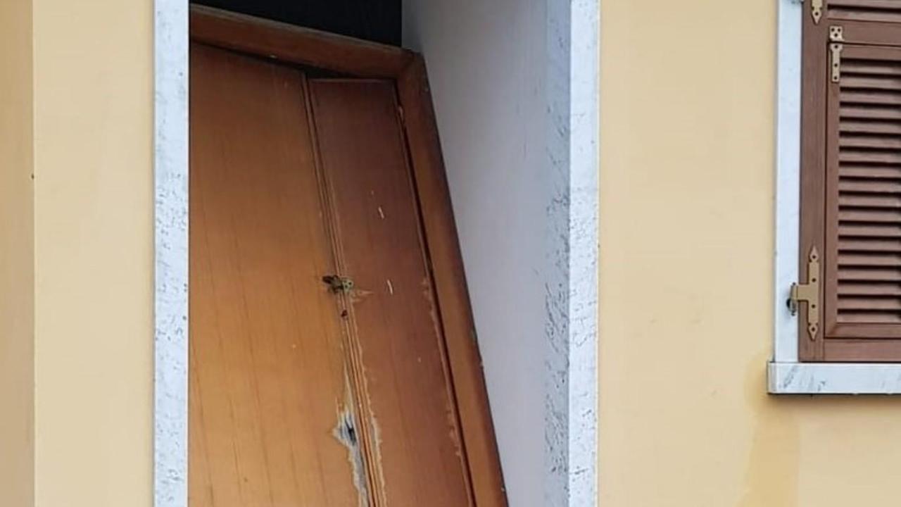 Alberi caduti sulle auto al Lilly Pineta. Un pino sulla casa vacanze