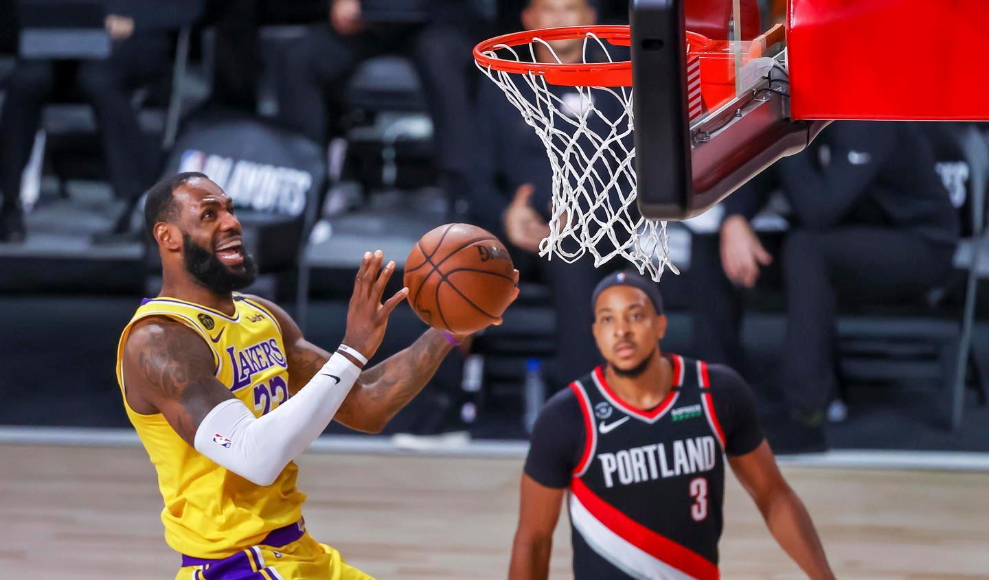  Davis e LeBron, 79 punti in due: Lakers qualificati 