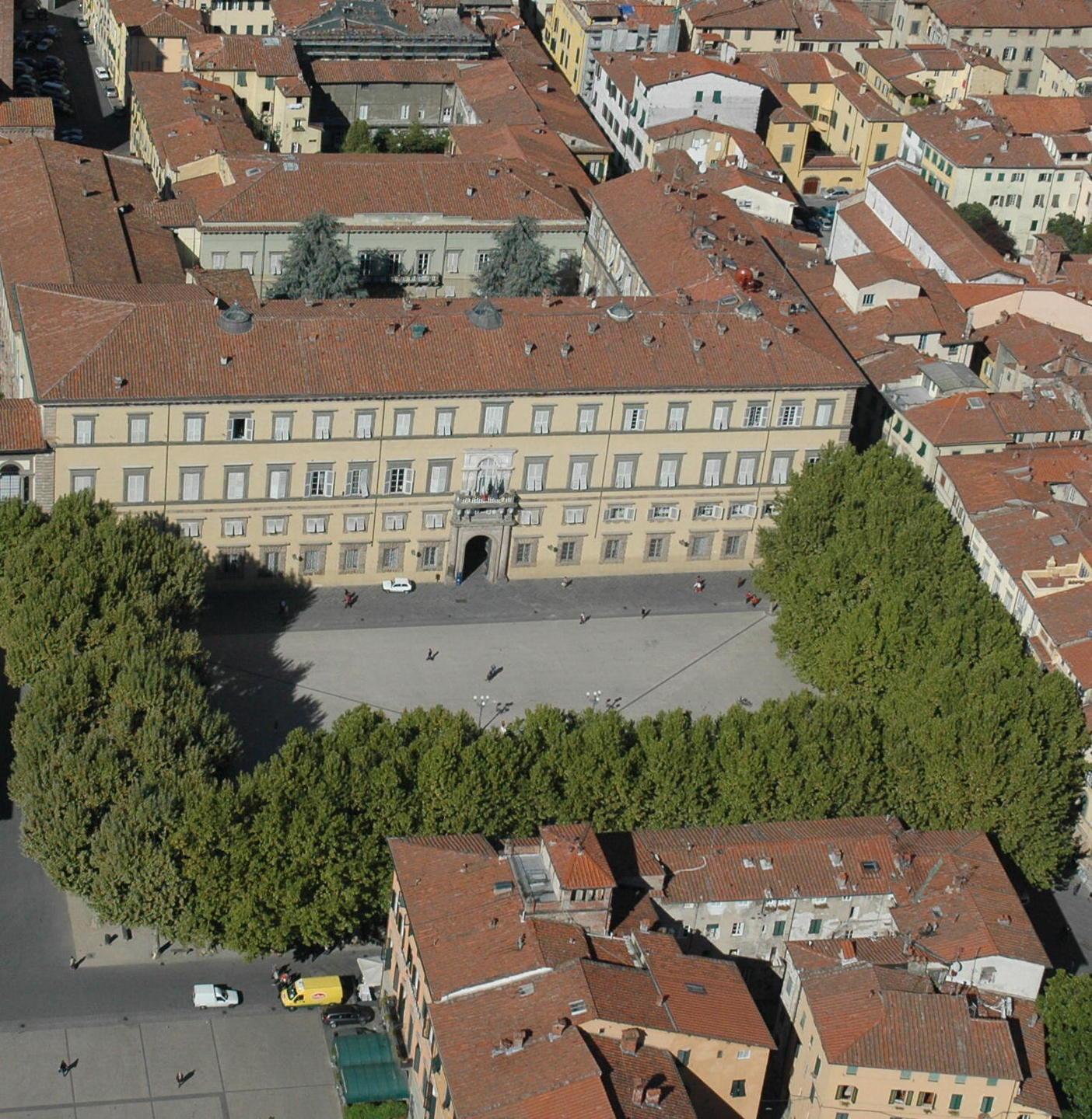 Piazza Grande, il tram e i “signori verdi” 