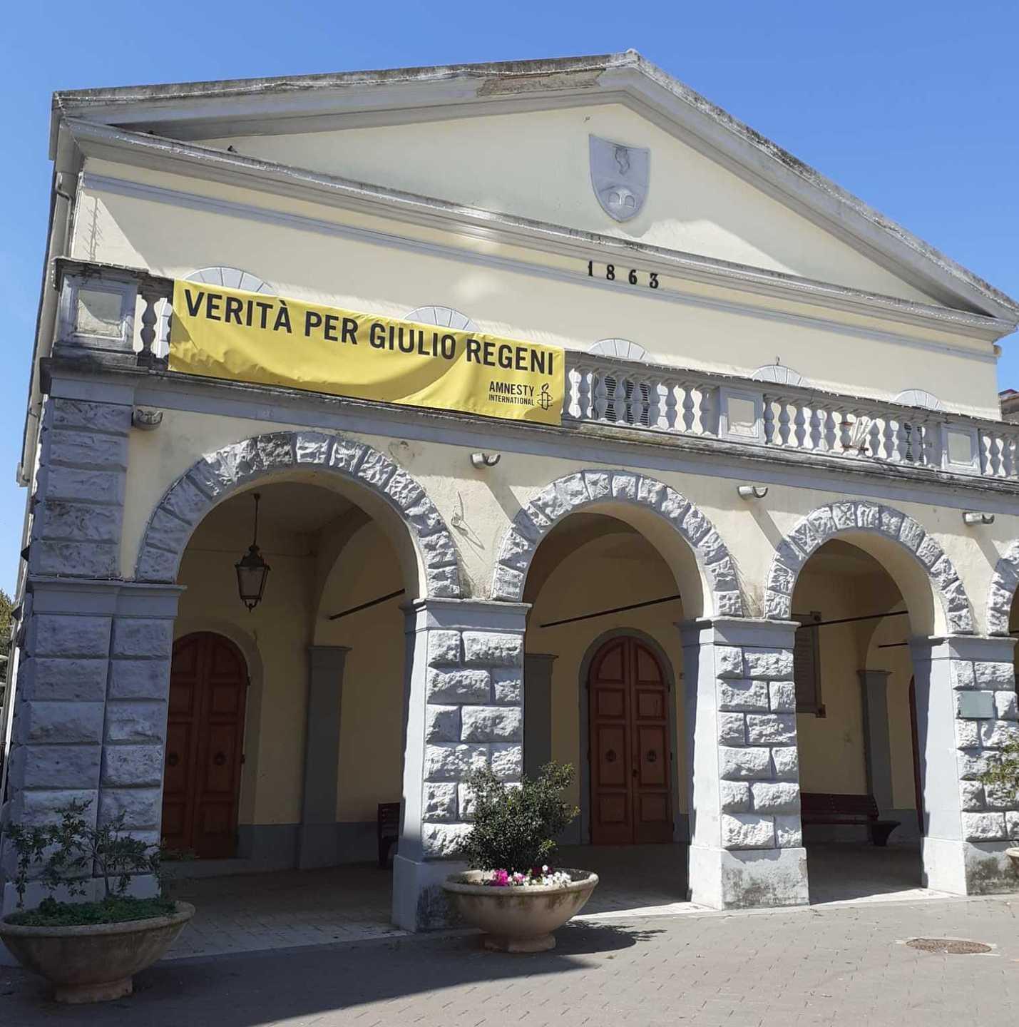 Uno striscione giallo sul Comune vecchio «Verità per Regeni»