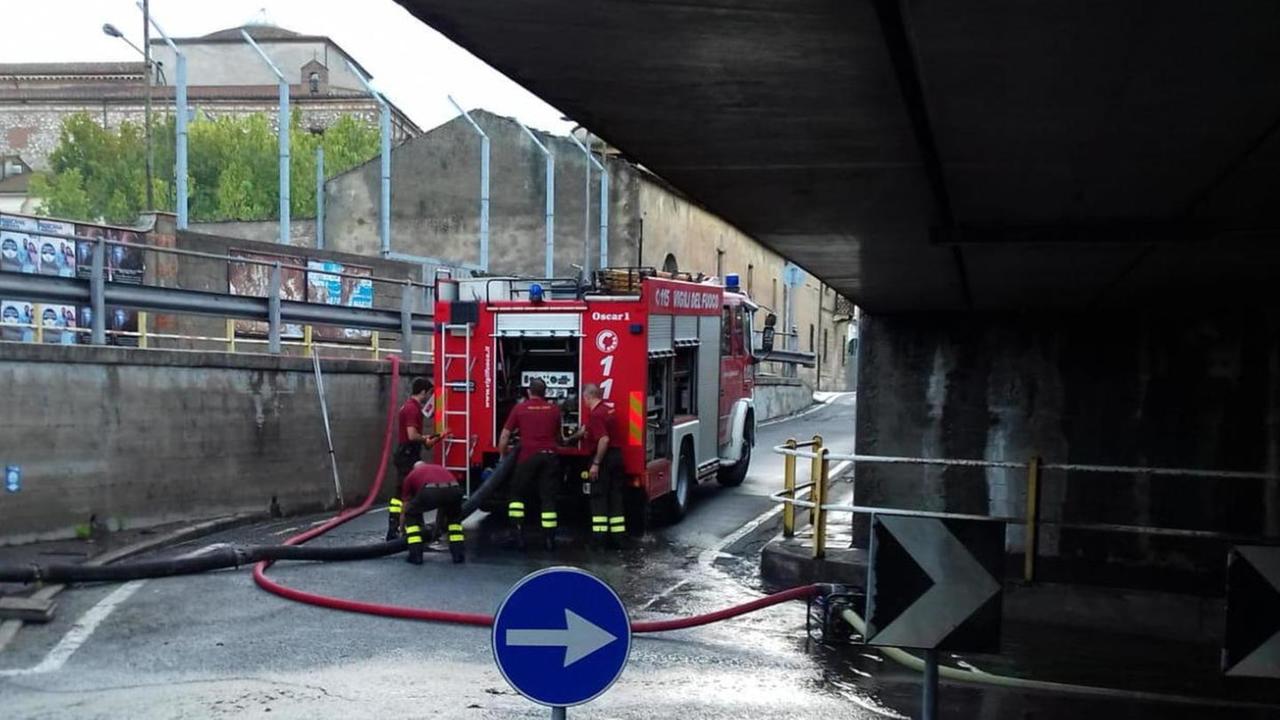 Strade e sottopassi allagati famiglie senza corrente