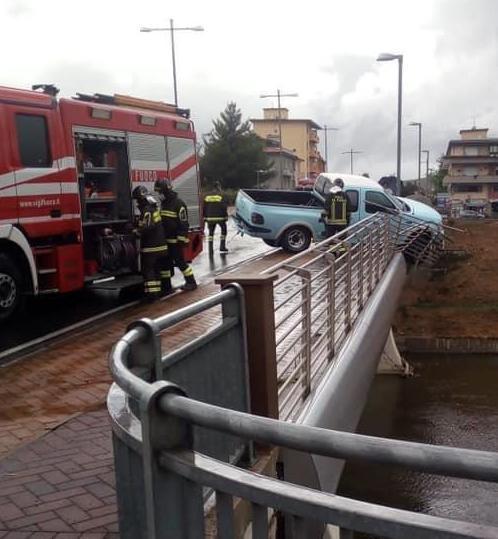 Sfonda la spalletta col pick-up e rimane in bilico sul ponte 