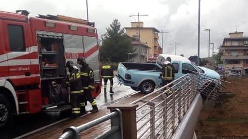 Sfonda la spalletta col pick-up e rimane in bilico sul ponte