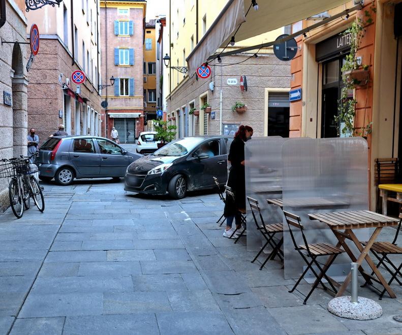 Modena, via Sant’Eufemia sospesa tra vetture sfreccianti e telecamere mancanti 