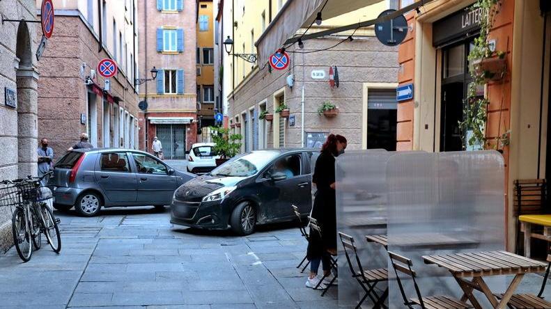 Modena, via Sant’Eufemia sospesa tra vetture sfreccianti e telecamere mancanti