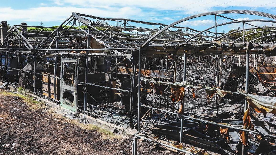 Ecco cosa resta del Garden Ghiomelli, andato completamente a fuoco nel primo pomeriggio di sabato