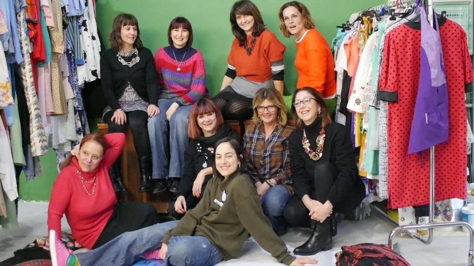 Cento, nella sartoria sociale rivivono gli abiti in disuso e le persone