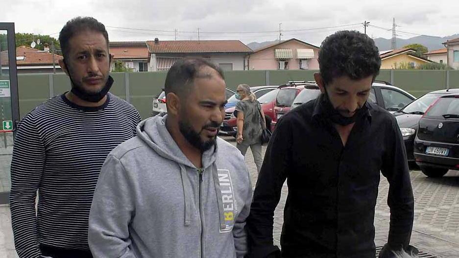 Hicham Lassiri fuori dall’obitorio del Noa, tenuto per mano da un parente