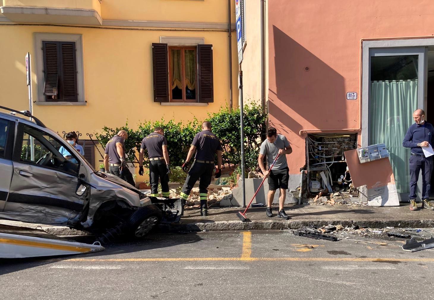 I danni provocati dall'auto che ha sbandato in via Pomeria
