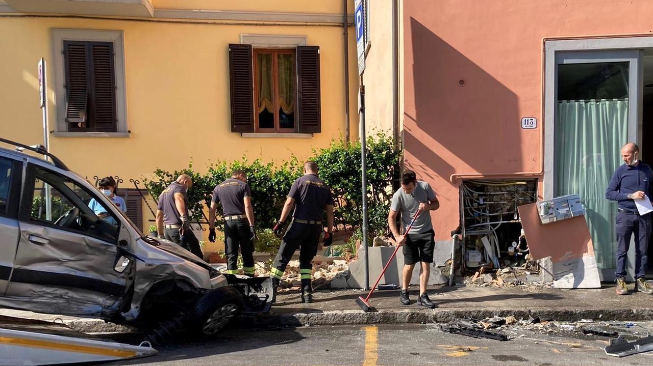 I danni provocati dall'auto che ha sbandato in via Pomeria
