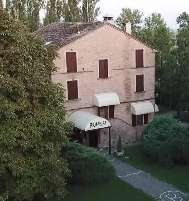 Mangiano in sette e se ne vanno senza pagare 