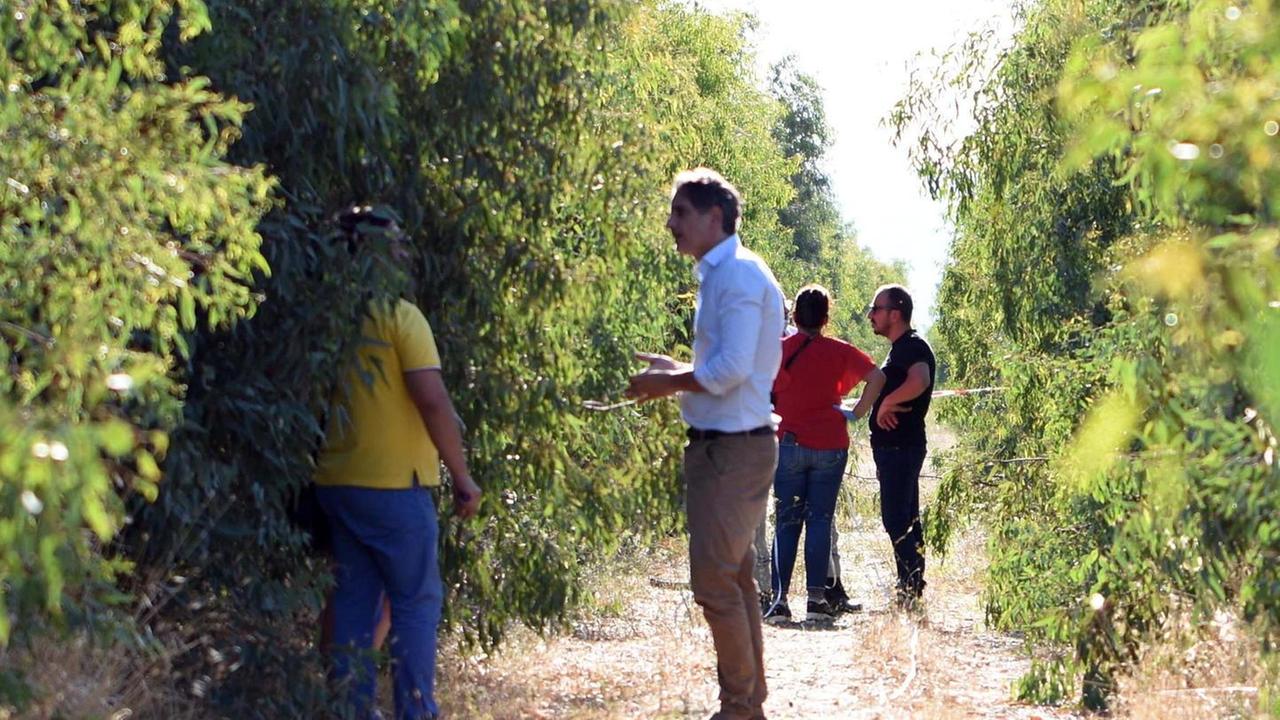 Il sostituto procuratore Giampaolo Melchionna con gli investigatori sulla scena del delitto