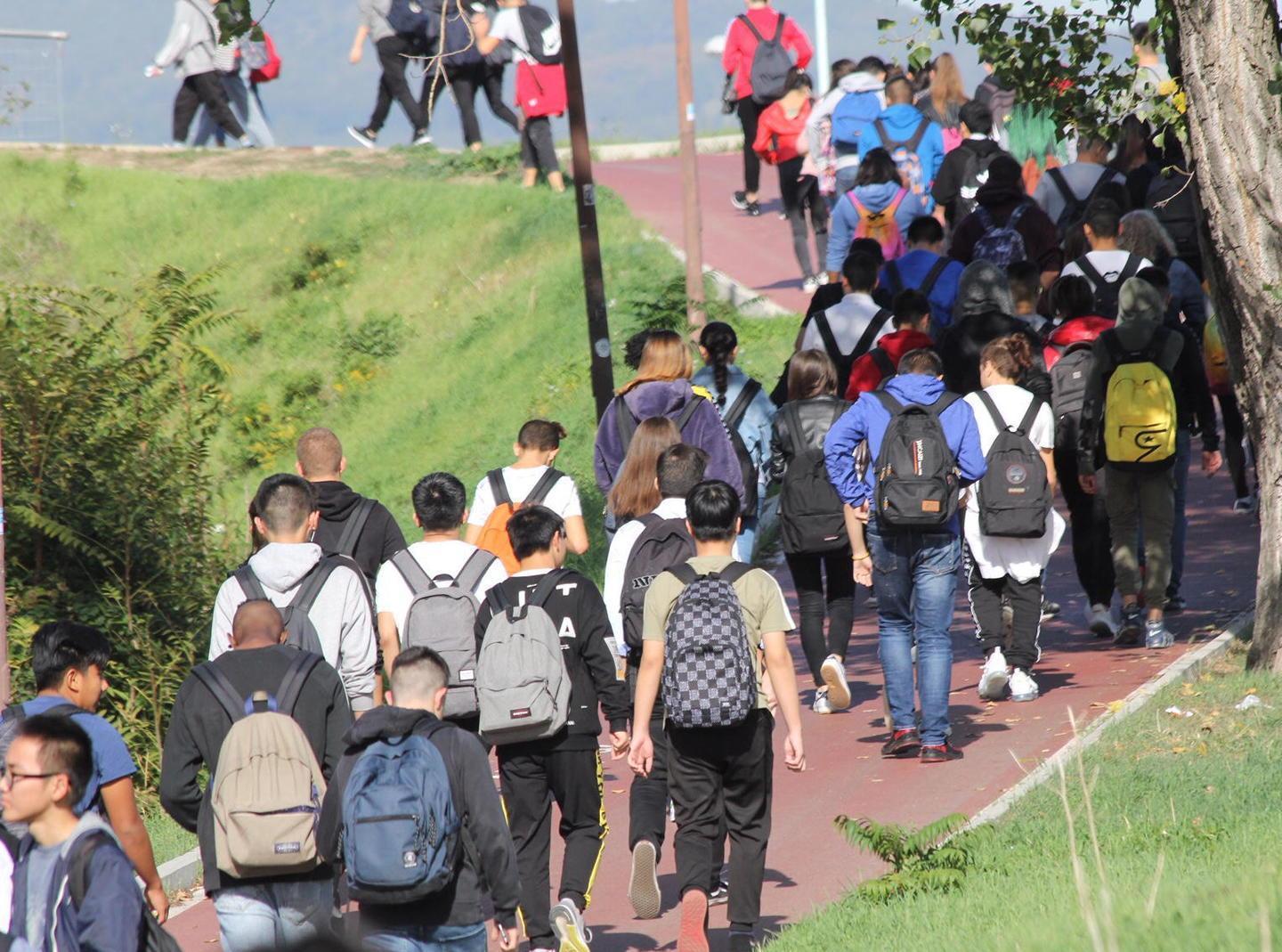 L’ingresso degli studenti del polo scolastico di via di Reggiana (archivio)