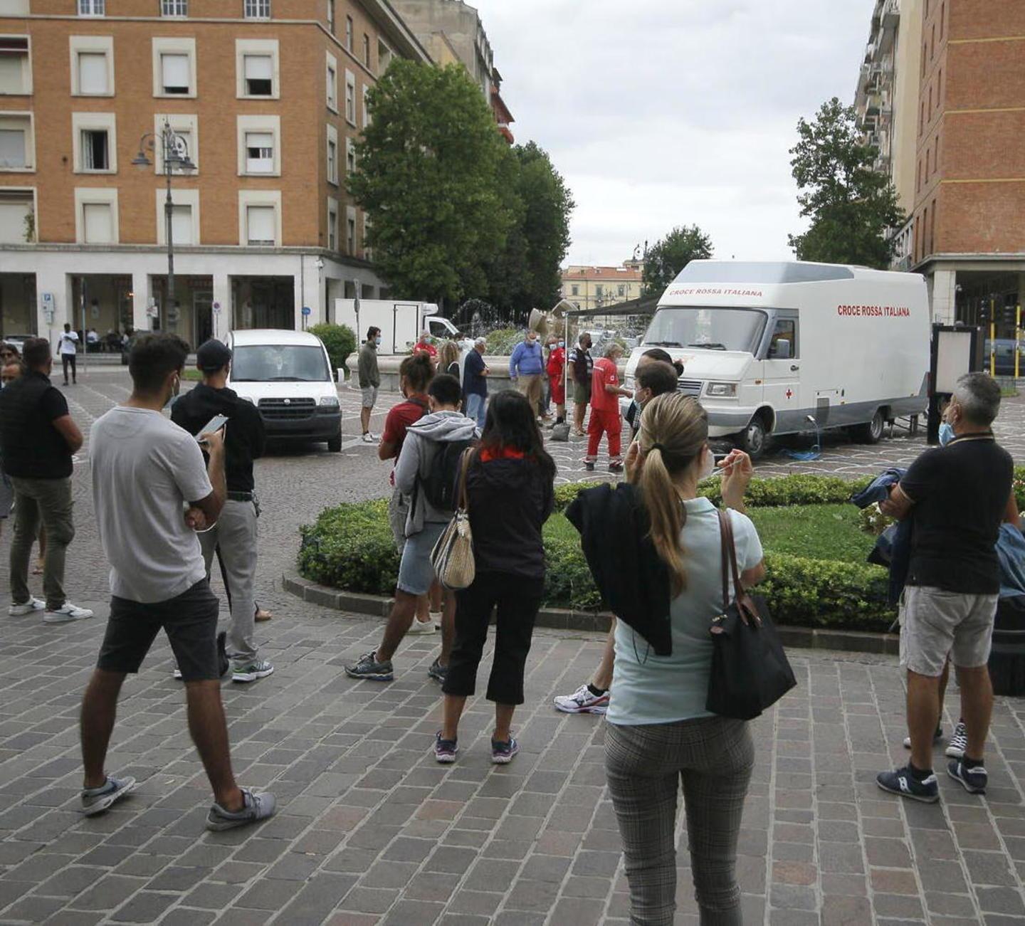 Disciplinati e in fila al check-point in piazza della stazione a Pisa per fare il tampone 