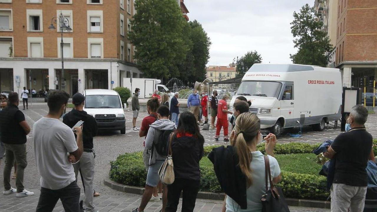 Disciplinati e in fila al check-point in piazza della stazione a Pisa per fare il tampone